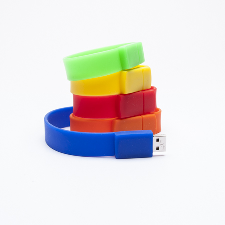 Elegantes & flexibles Design des USB-Stick Power Ring als Armband
