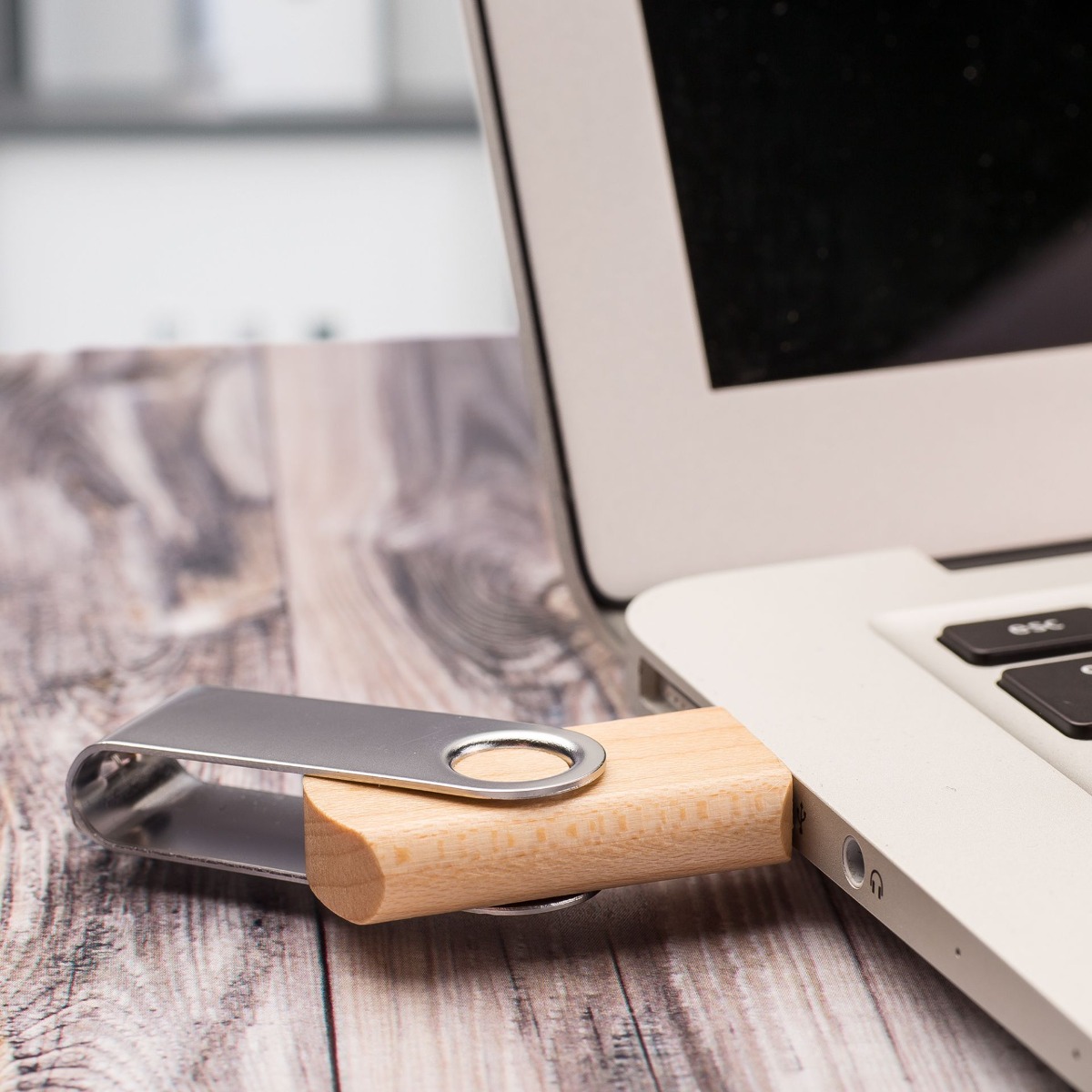 USB-Stick Expert Holz in Verwendung