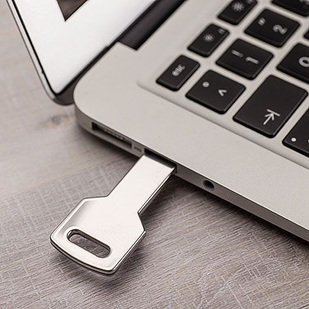 USB-Stick Dietrich in Verwendung